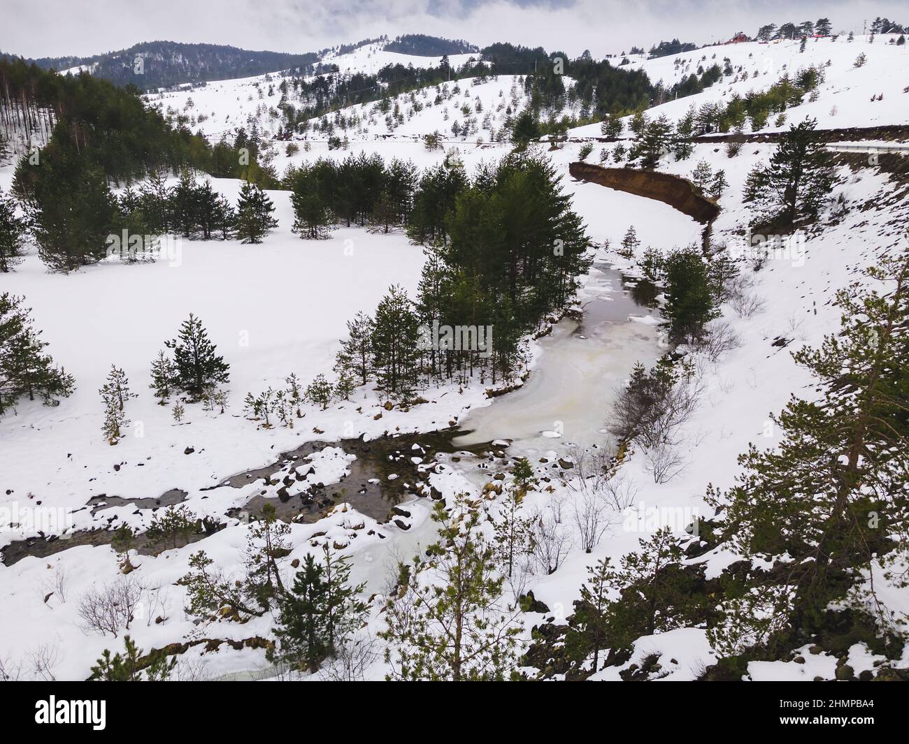 Winterlandschaft mit felsigen Fluss, Zlatibor Berg und Crni Rzav Fluss. Zlatibor, Serbien Stockfoto