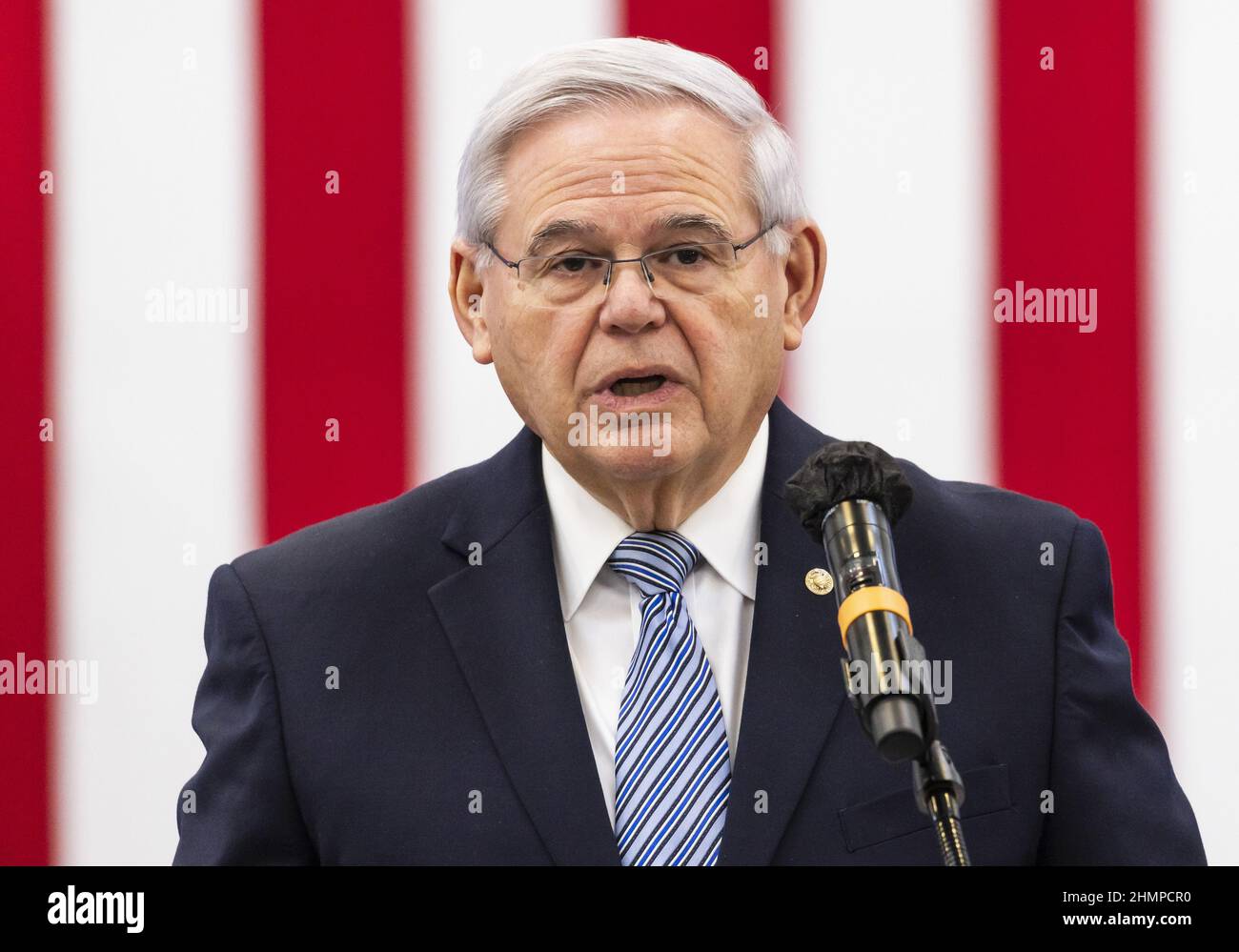 New Jersey, USA. 11th. Februar 2022. Der demokratische Senator von New Jersey, Bob Menendez, spricht zu Beginn einer Veranstaltung mit der US-Vizepräsidentin Kamala Harris und Michael Regan, dem Administrator der US-Umweltschutzbehörde, wo sie am Freitag, dem 11. Februar 2022, die Entfernung der Bleiwasserleitungen von Newark in Newark, New Jersey, diskutierten. Harris und die gewählten Führer von New Jersey feierten Newarks Lead Service Line Replacement Project, das gefährliche Bleileitungen in der Stadt ersetzt und das Programm als Modell für andere Städte hervorhob, die mit dem ähnlichen Problem konfrontiert sind. Foto von Justin Stockfoto