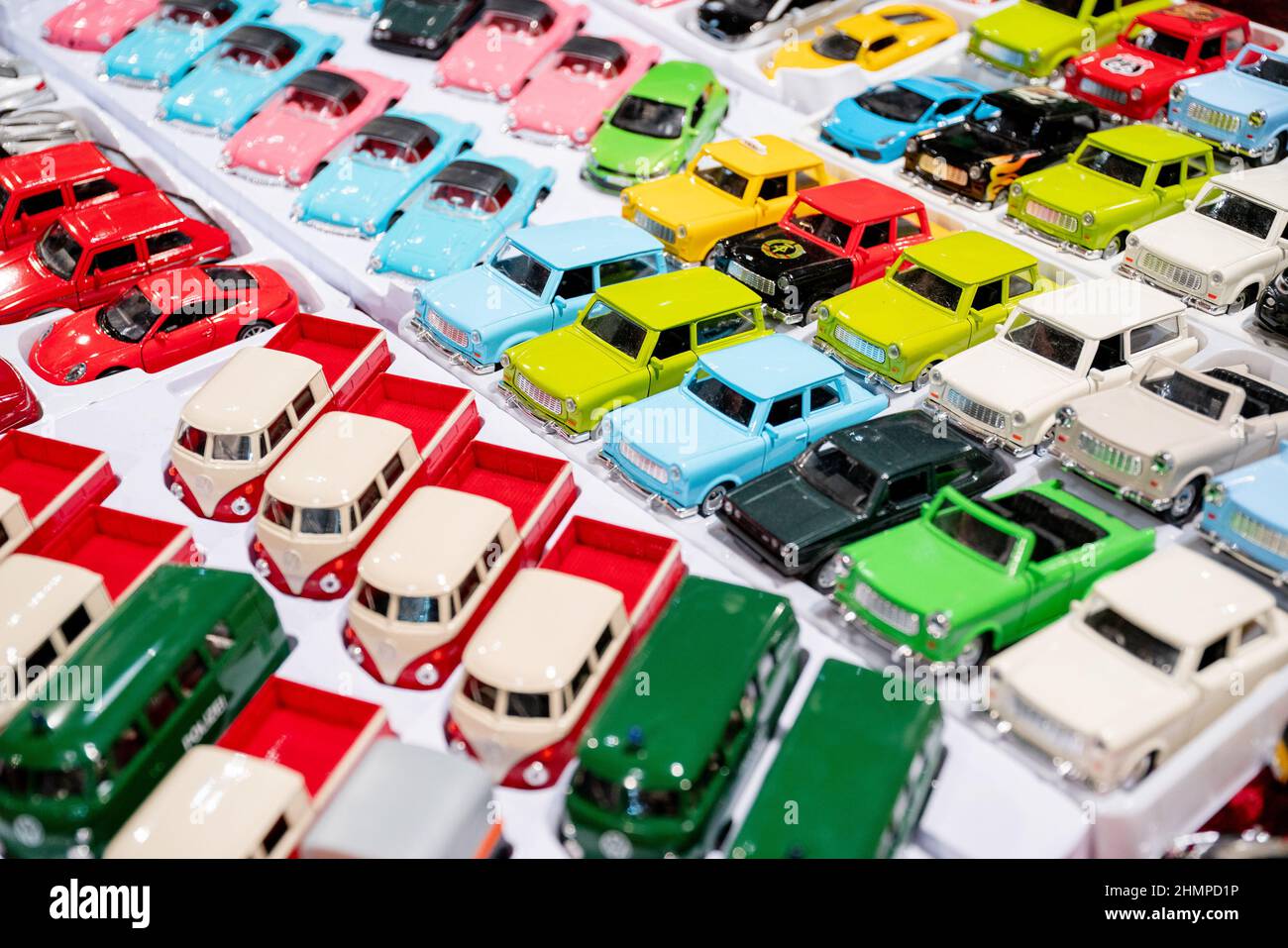 Kleine Spielzeugautos auf der Theke im Laden. Spielzeug für Jungen.  Automatische Erfassung. Salzburg, österreich - 8. november 2019  Stockfotografie - Alamy