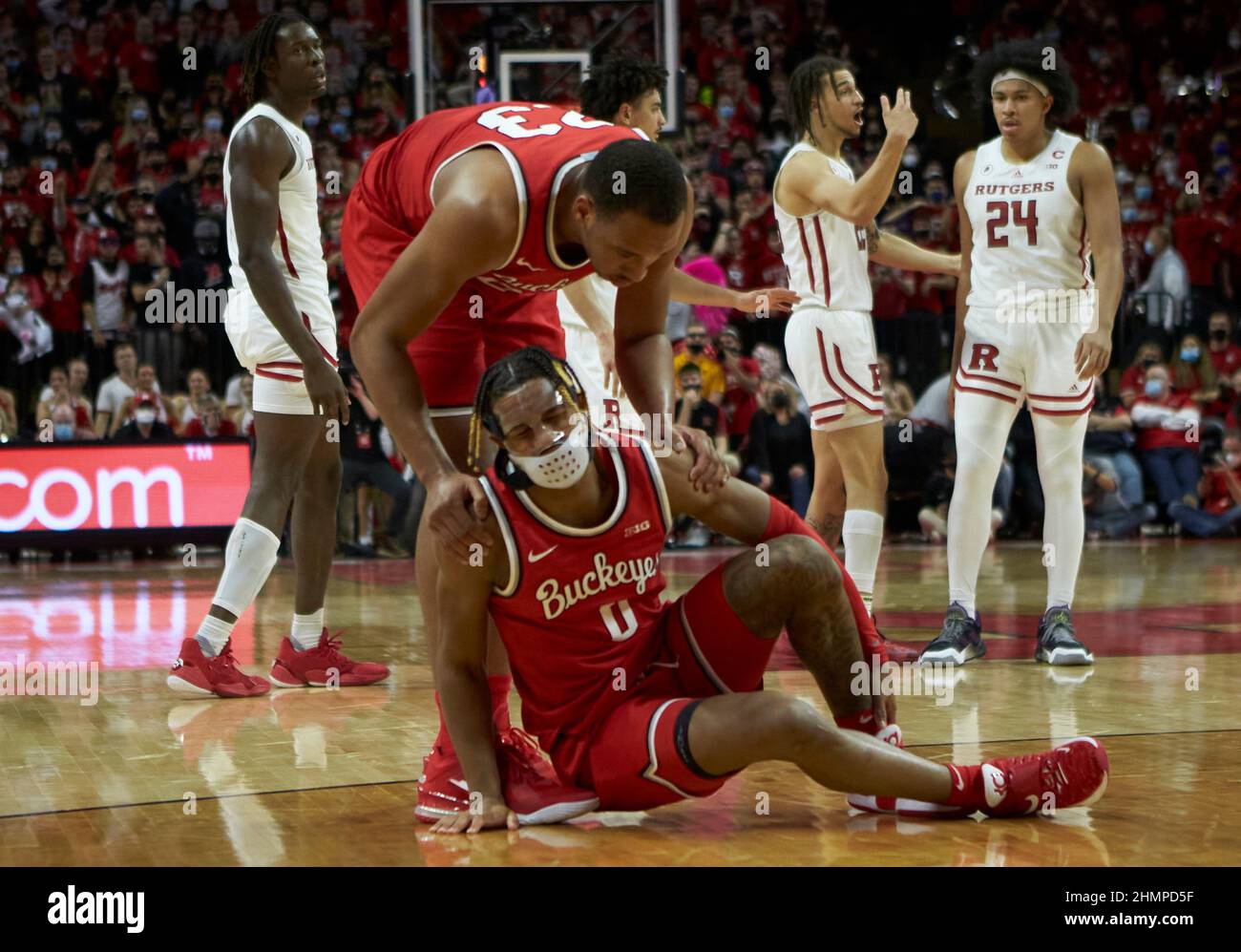 10. Februar 2022, Piscataway, New Jersey, USA: Die Ohio State Buckeyes-Wache Meechie Johnson Jr. (0) ist durch den Stürmer Zed Key (23) nach der Verletzung in der ersten Hälfte während der Big Ten-Basketballaktion zwischen den Ohio State Buckeyes und den Rutgers Scarlet Knights in der Jersey Mikes Arena in Piscataway wohlfühlen. New Jersey am Mittwoch, den 9 2022. Februar. Rutgers besiegt #16 Ohio State 66-64. Duncan Williams/(Foto von Duncan Williams/CSM/Sipa USA) Stockfoto