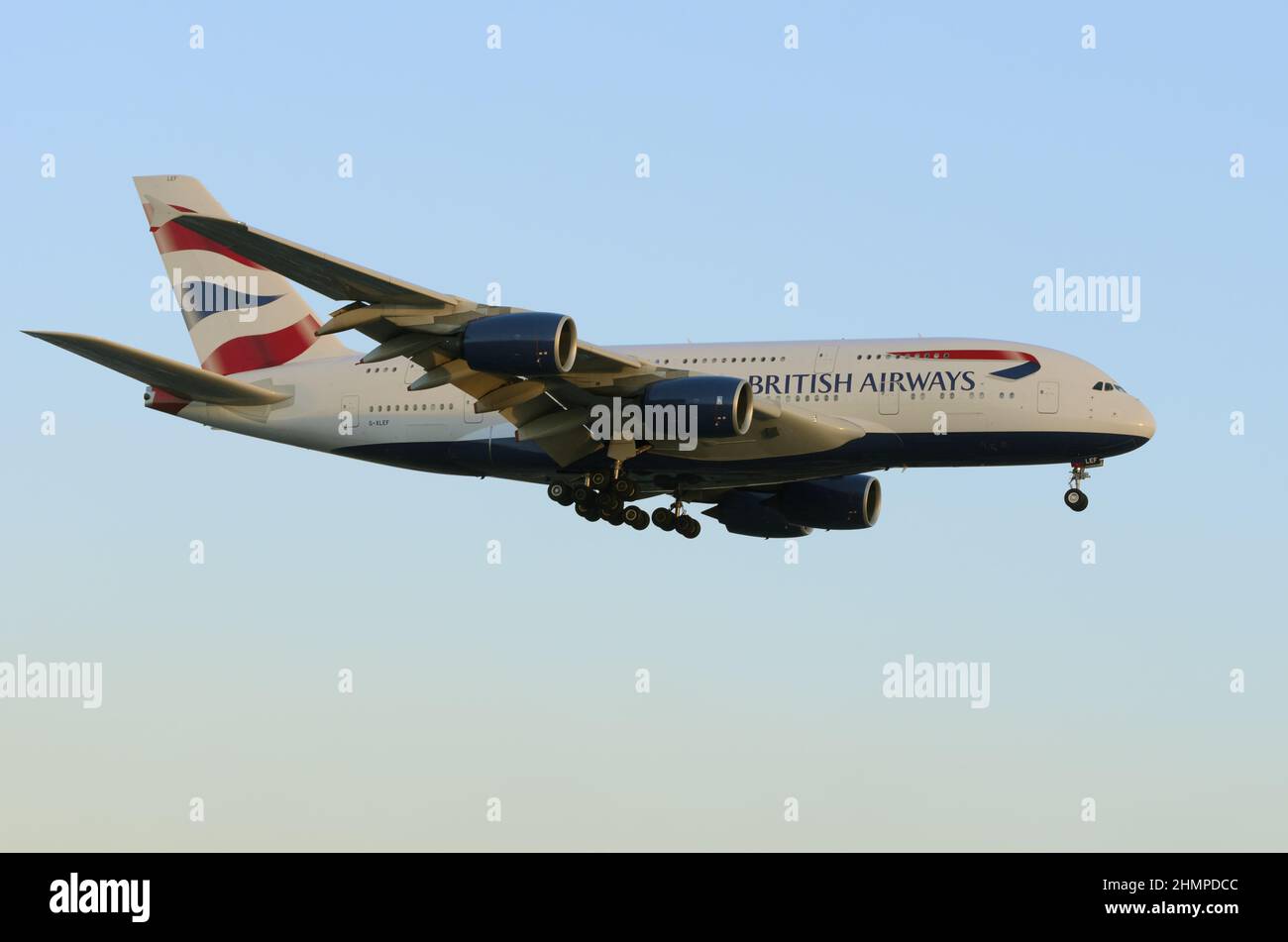 British Airways Airbus A380-841 mit der Registrierung G-XLEF in Richtung LAX, Los Angeles International Airport. Stockfoto