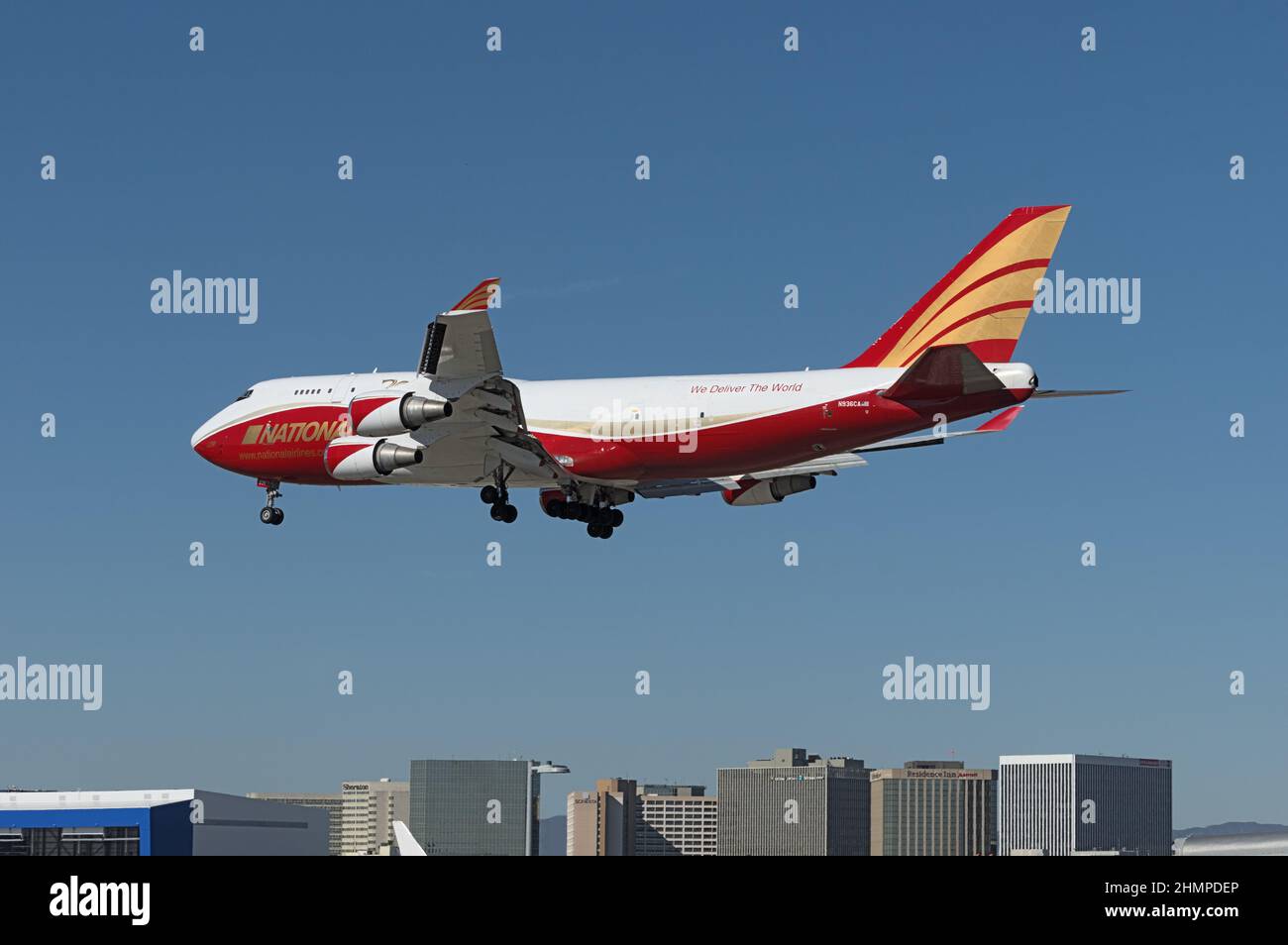 Los Angeles, LAX, 30th Anniversary Livery' National Airlines Boeing 747-446(BCF) mit der Registrierung N936CA im Endanflug. Stockfoto