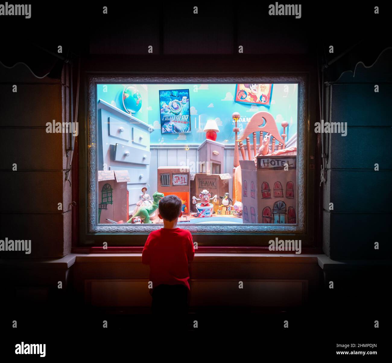 Anaheim, Vereinigte Staaten von Amerika - 23. Oktober 2016: Junge, die auf Schaufenster mit einem Set aus Toy Story Film in Disneyland, Anaheim, Kalifornien. Stockfoto
