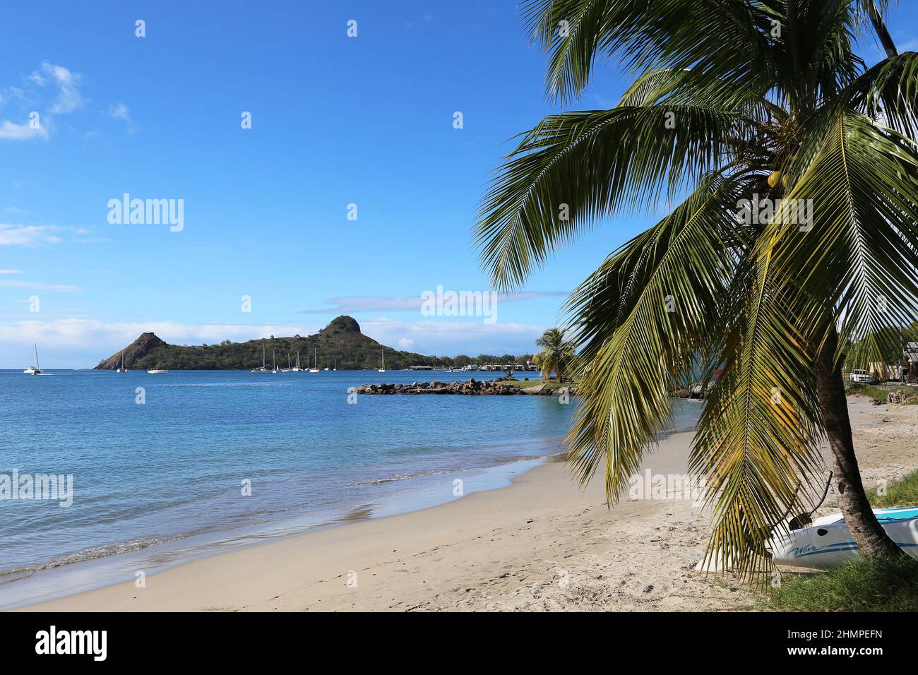 Gros Islet Beach, mit Pigeon Island Beyond, Saint Lucia, Windward Islands, Lesser Antilles, West Indies, Karibisches Meer Stockfoto