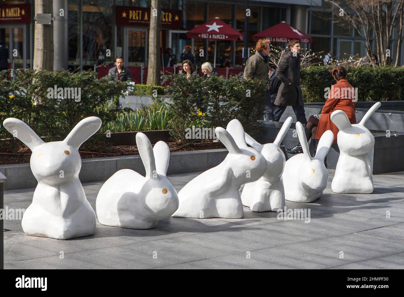 London, England - 17. April 2017, Weiße Plastikskulpturen von Hasen werden auf dem Platz als Dekoration vor Ostern ausgestellt Stockfoto