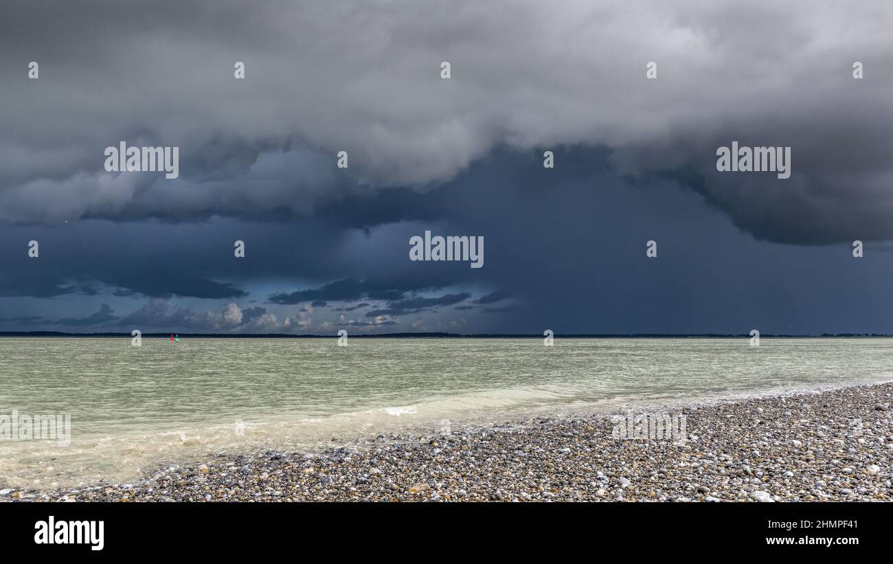 Orage et nuages menaçants dans la baie de Somme et au Hourdel, Stockfoto