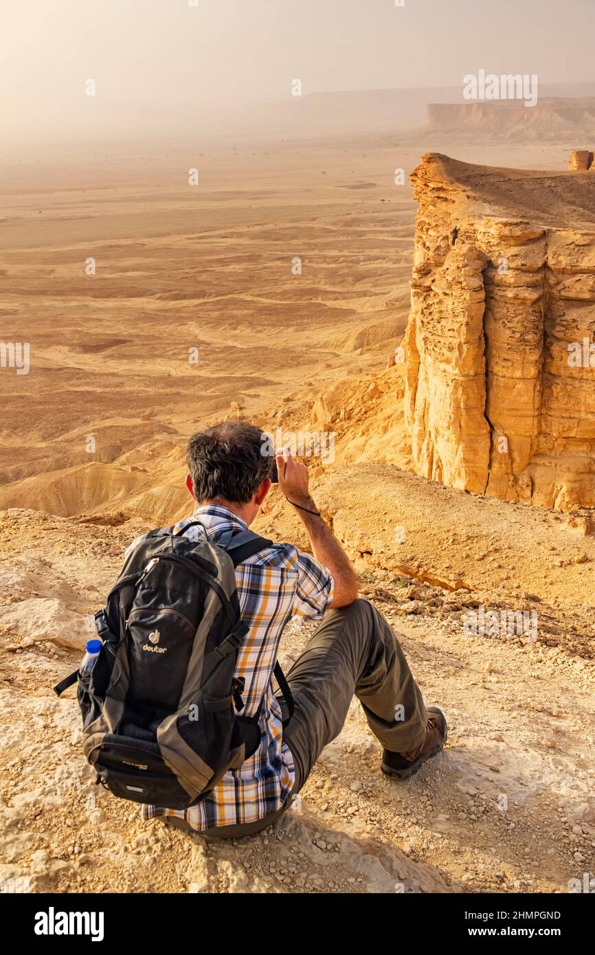 Der Mensch blickt auf den Rand der Welt, Jebel Fihrayn, Saudi-Arabien Stockfoto