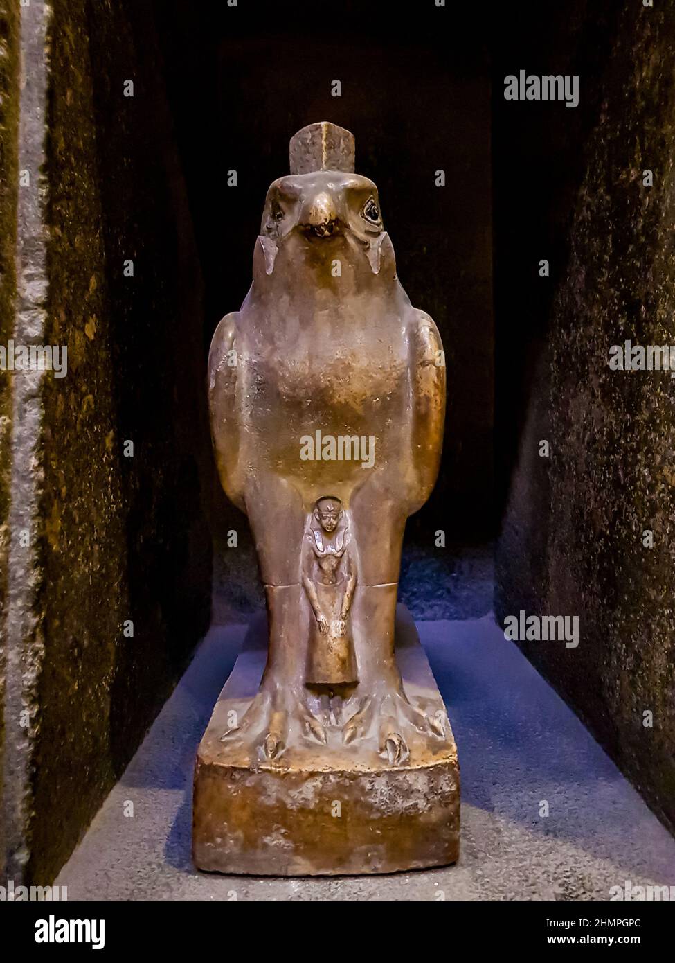 Kairo, Ägypten - 17. Dezember 2021: Horus-Statue aus dem Ägyptischen Museum in Kairo, Ägypten. Es wurde 1902 gegründet und hat mehr als 120,000 alte Ägypter Stockfoto