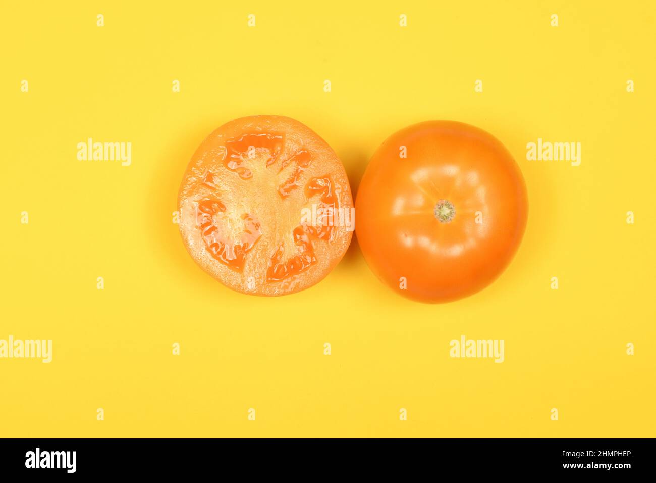 Gelbe Tomate isoliert auf gelb. Hochauflösendes Foto. Volle Schärfentiefe. Stockfoto