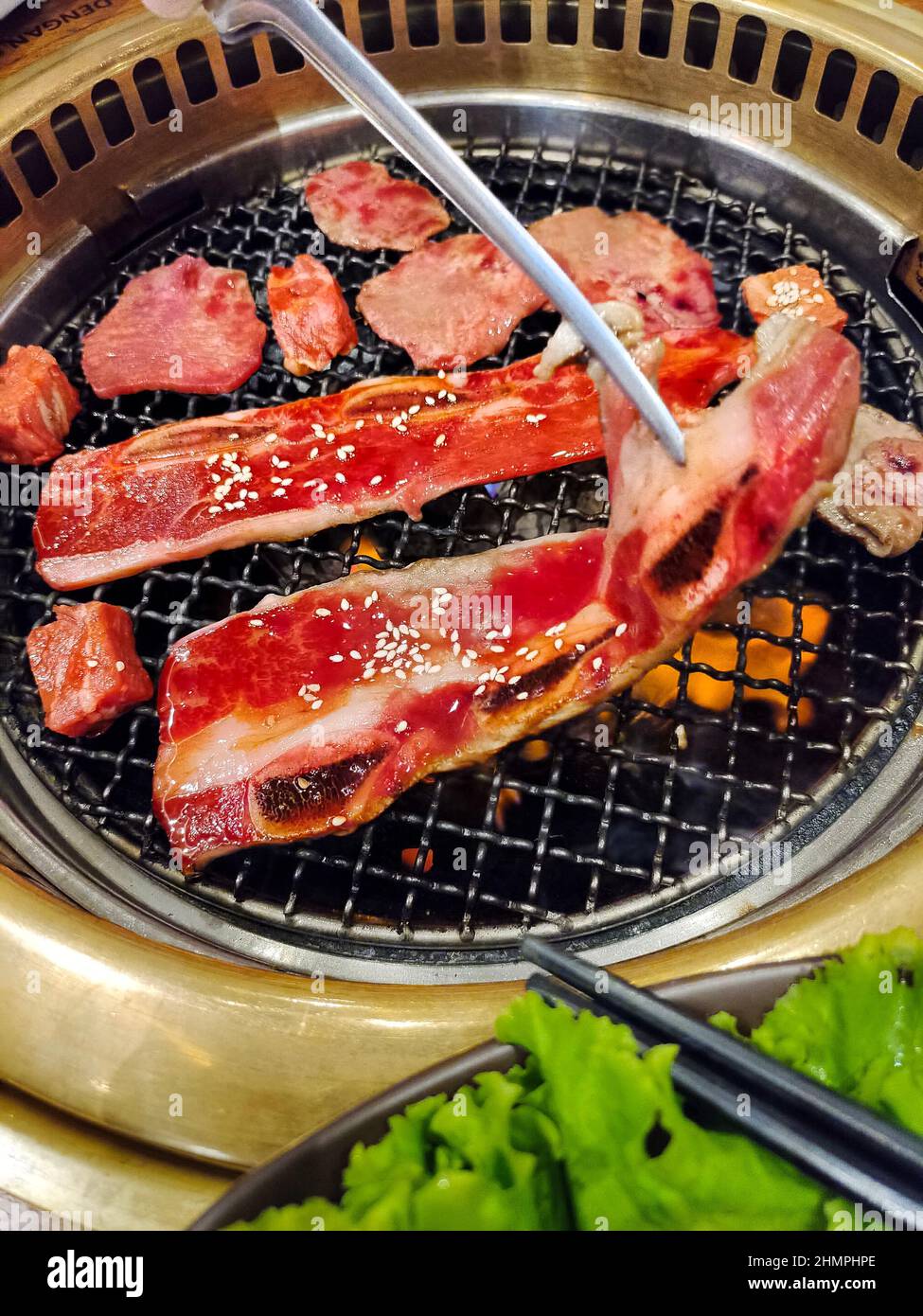 Nahaufnahme von Fleisch, das auf einem Grill gekocht wird Stockfoto