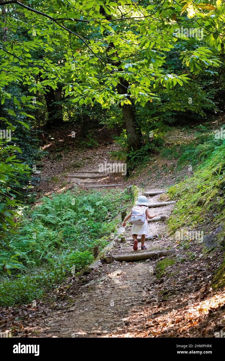 Rückansicht eines Mädchens, das durch einen Wald läuft, Lenno, Lombardei, Italien Stockfoto