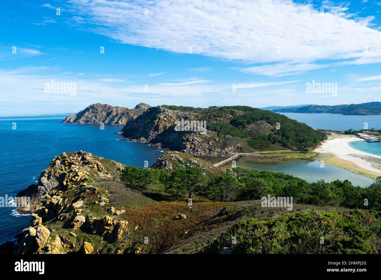 Felsenküste und Strand, Cies-Inseln, Galicien, Spanien Stockfoto