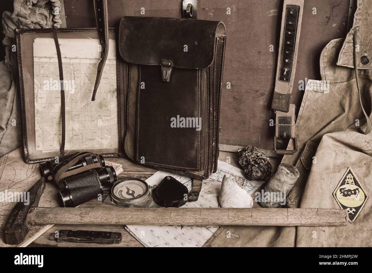 Geologische Feldarbeiten Werkzeuge:Kartenetui, geologischer Hammer, Kompass, Lupe, Taschenmesser, Fernglas, Sturmjacke, Bohrkern, Gesteinsproben, t Stockfoto