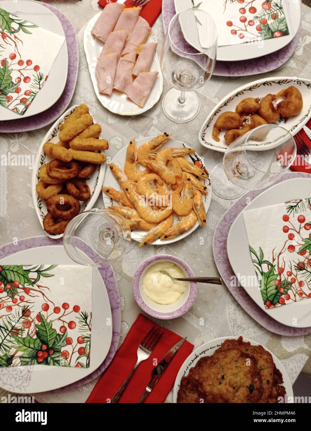 Blick von oben auf einen Weihnachtstisch mit Garnelen, Tintenfisch, Schinken und Mayonnaise Stockfoto