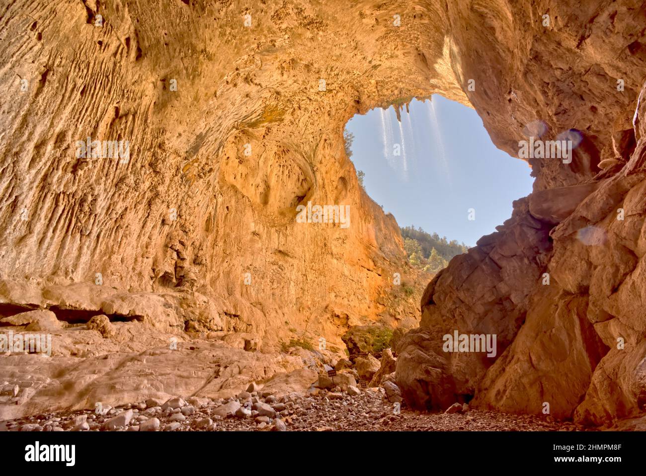 Arch Cave unterhalb des Tonto Natural Bridge State Park, Arizona, USA Stockfoto
