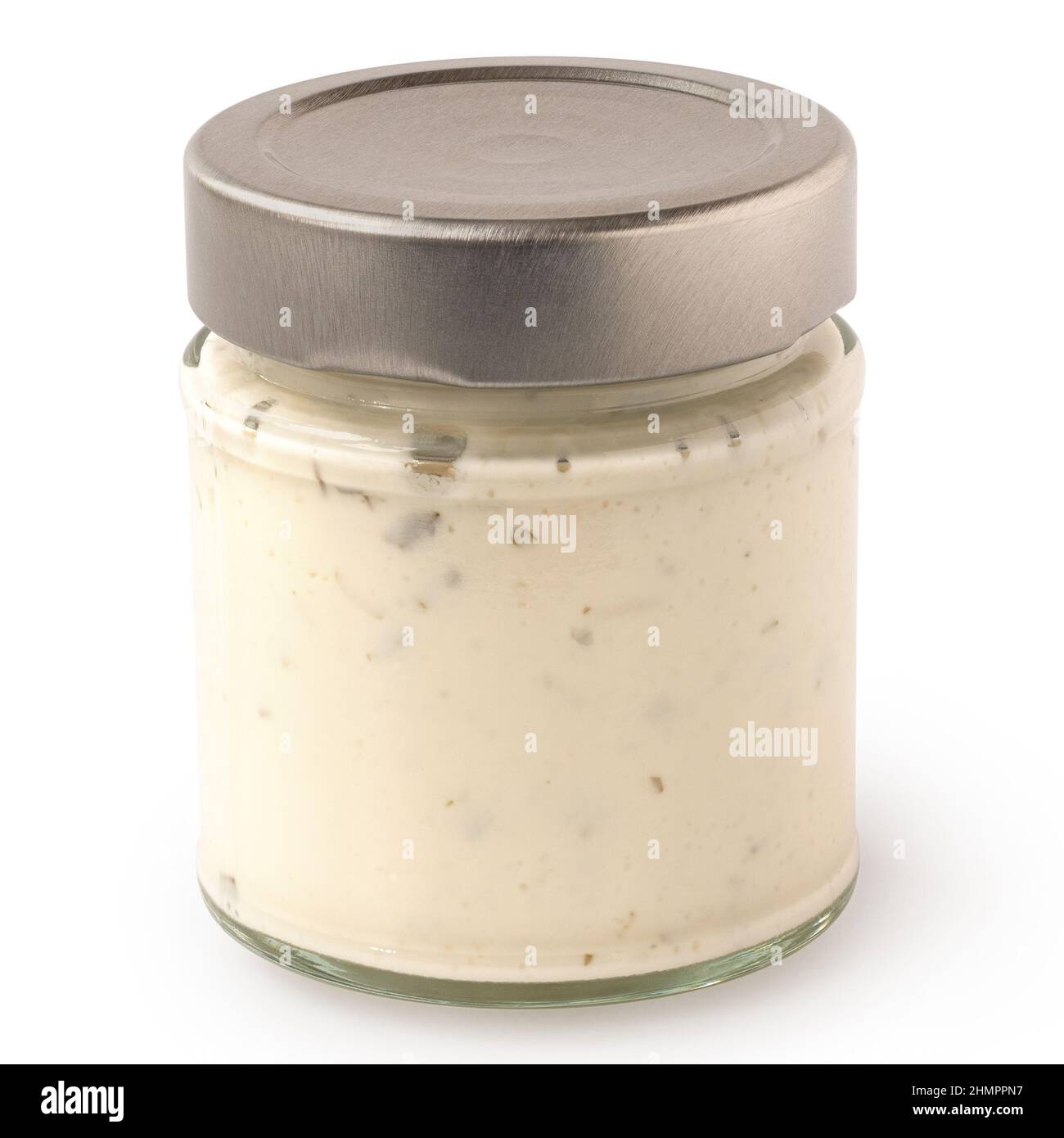 Joghurt und Knoblauchsoße mit Schnittlauch in einem Glas auf weiß isoliert. Stockfoto