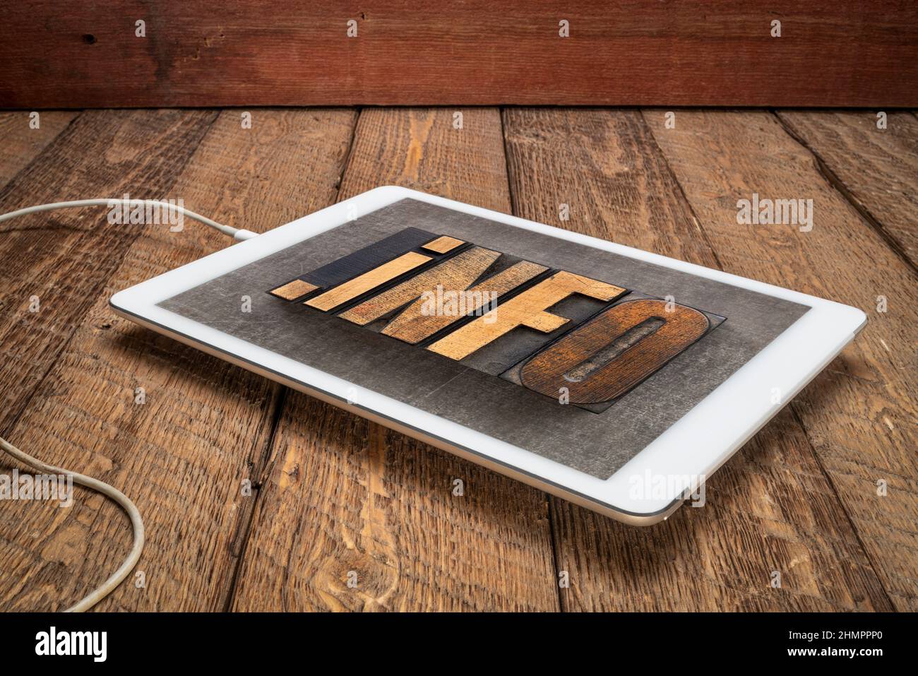 dot info - Internet-Domain für Informationsressourcen in Vintage-Holz-Buchdruckblöcken auf einem digitalen Tablet Stockfoto
