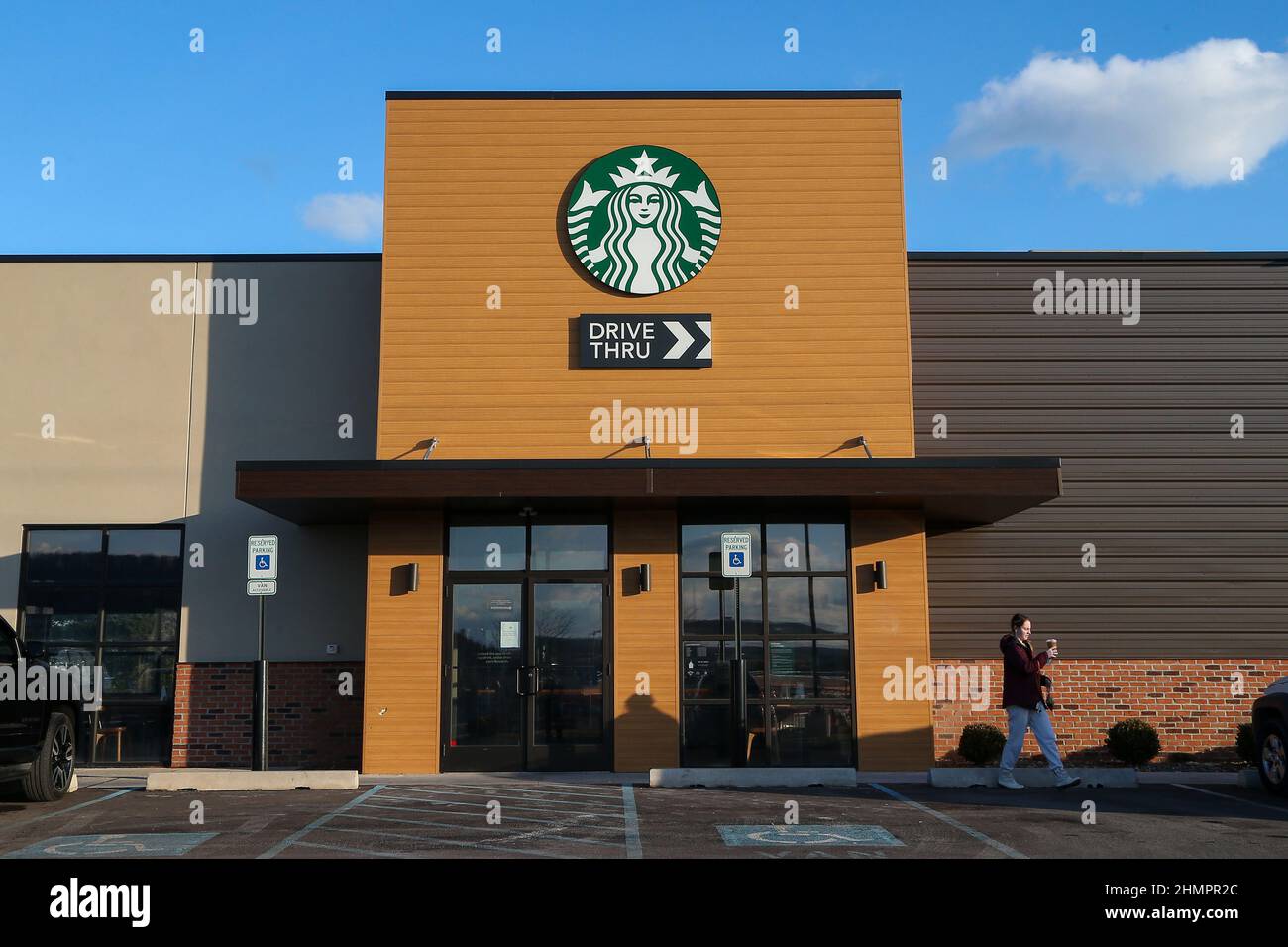 Blick auf ein Starbucks-Schild und -Logo.Außenansicht, Schilder und Logos von Fast-Food-Restaurants in Bloomsburg, Pennsylvania. Stockfoto