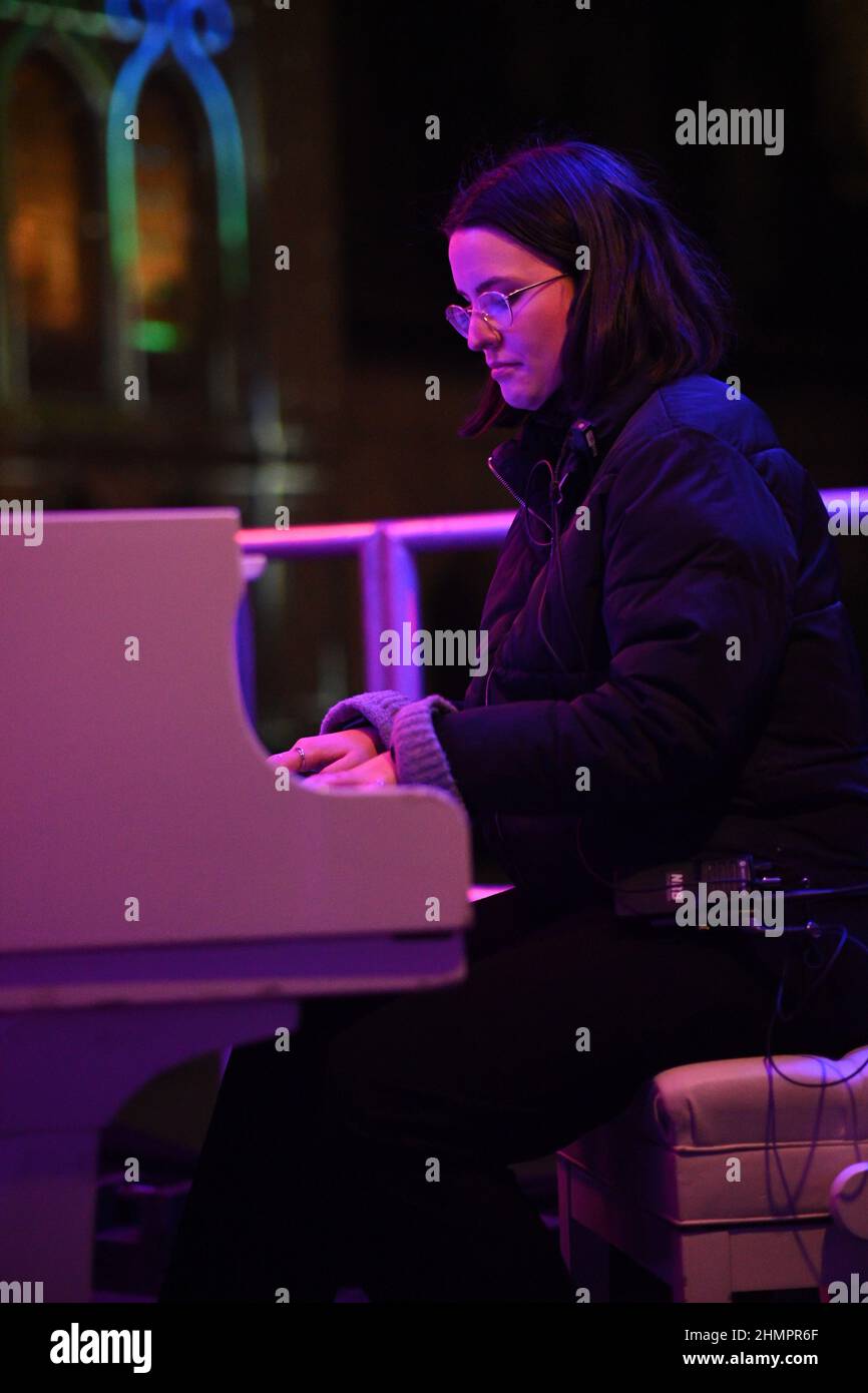 London, Großbritannien. 11th. Februar 2022. London, Großbritannien, 11. Februar 2022. Der Pianist präformt am LetsDoLondon den Start von „Keys of Lights“ im Guildhall Yard und in der Umgebung der City of London. Kredit: Picture Capital/Alamy Live Nachrichten Stockfoto