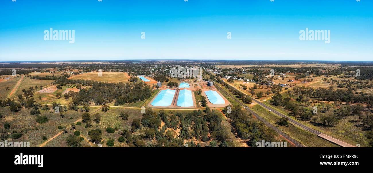 Aufzug und Lager für Getreidelagersilos in der Landwirtschaftsstadt Nyngan im australischen Outback. Stockfoto