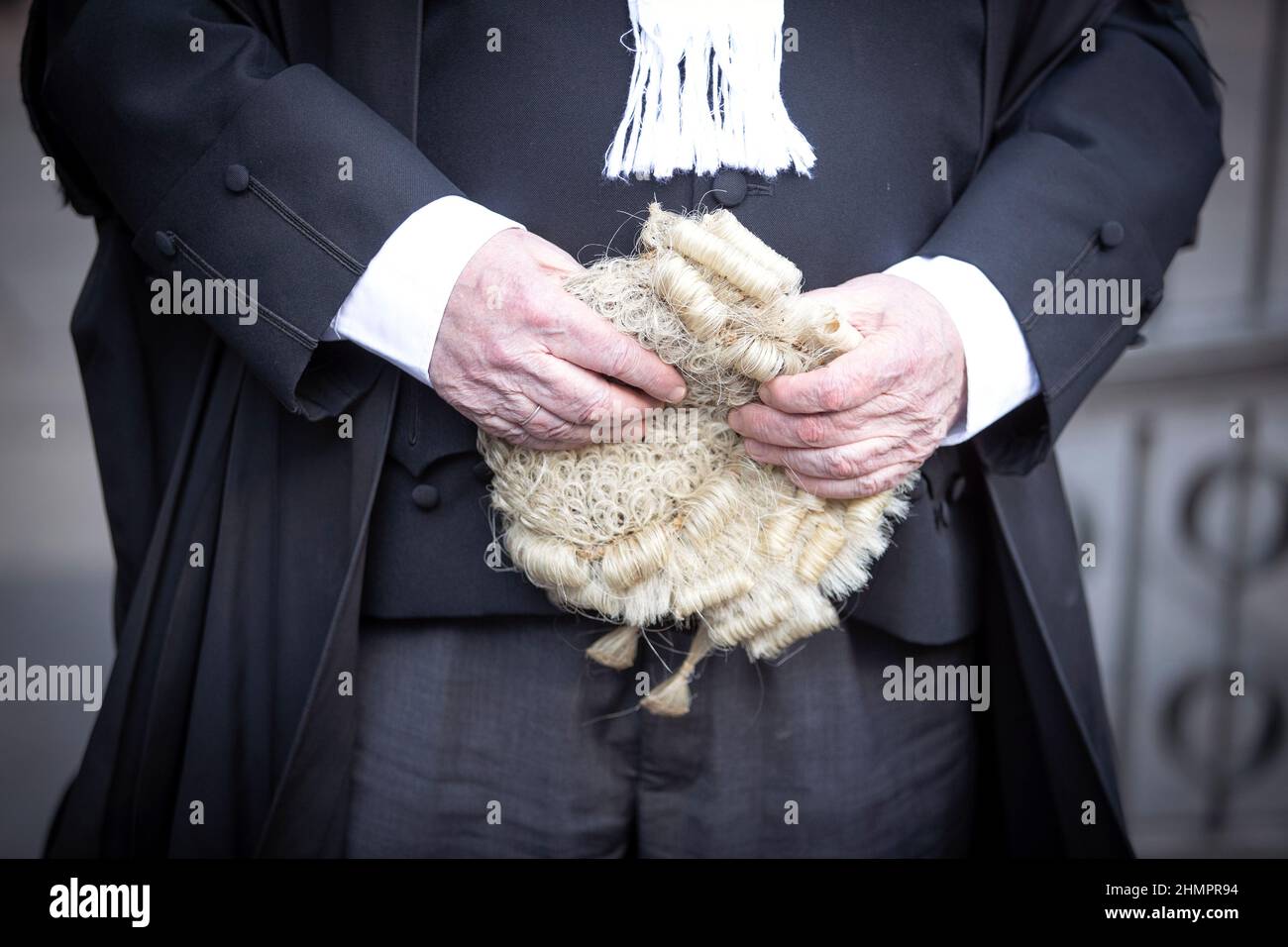 Das Aktenfoto vom 23/01/20 eines Anwalts, der seine Perücke vor dem Edinburgh Sheriff Court trägt, zeigt, dass mehr als 100 Anwälte und 40 Anwaltskanzleien Schottlands Rechtshilfe wegen eines Boykotts wegen Finanzsorgen aufgegeben haben, wie Zahlen zeigen. Stockfoto