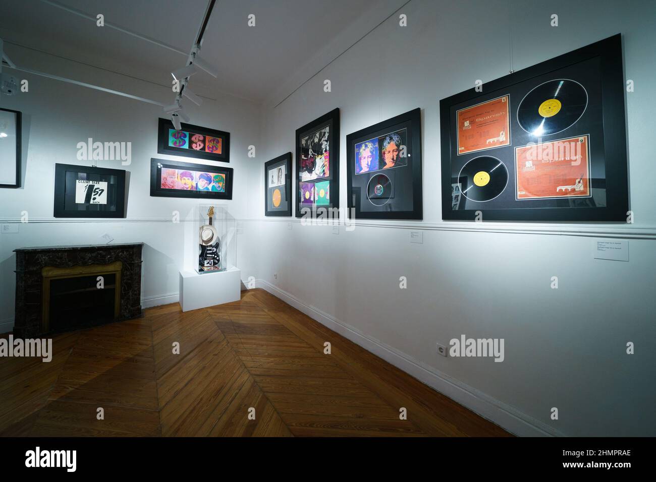 Madrid, Spanien. 11th. Februar 2022. Blick auf Gemälde von Plaketten im Palacio de Santa Bárbara, während der Ausstellung.die Ausstellung von Next Exhibition Company, nimmt eine historische und professionelle Tour des Künstlers Andy Warhol, eine Reise durch Amerika in den 50s, 60s und 70s. Mit der Teilnahme von Art Motors und der Unterstützung der italienischen Handelskammer wird die Ausstellung für die Öffentlichkeit vom 12. Februar bis zum 5. Juni geöffnet sein. Kredit: SOPA Images Limited/Alamy Live Nachrichten Stockfoto