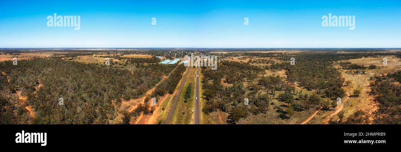 Die Umgebung bietet ein breites Luftpanorama rund um die landwirtschaftliche Stadt Nyngan im australischen Outback. Stockfoto