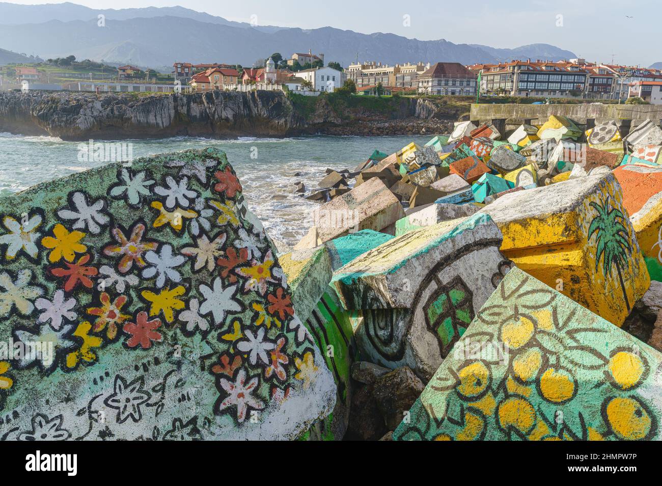 Die bunten Würfel der Erinnerung im Hafen der Stadt Llanes, in Asturien, Spanien. Stockfoto
