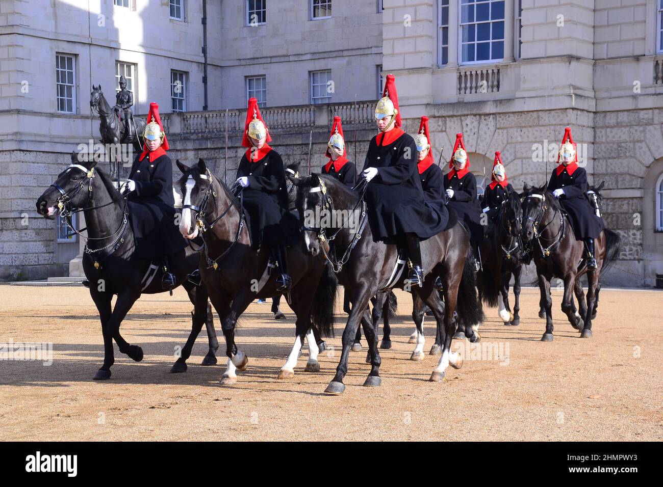 Die Queen's Life Guard Wechselzeremonie auf der Horse Guards Parade vor Whitehall, London, Großbritannien, den Britischen Inseln. Soldaten des Household Cavalry Mounted Regiment, der Blues und Royals mit blauen Tuniken und roten gefiederten Helmen. Die Pferdeschützer, benannt nach den Truppen, die den Souverän seit der Restaurierung von König Karl II. Im Jahr 1660 beschützt haben, sind heute der offizielle Eingang zum Buckingham Palace und zum St. James's Palace. Stockfoto