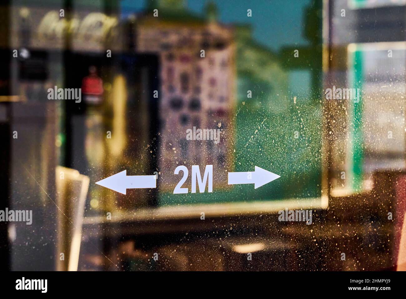 2-Meter-Wegweiser in einem Schaufenster Stockfoto