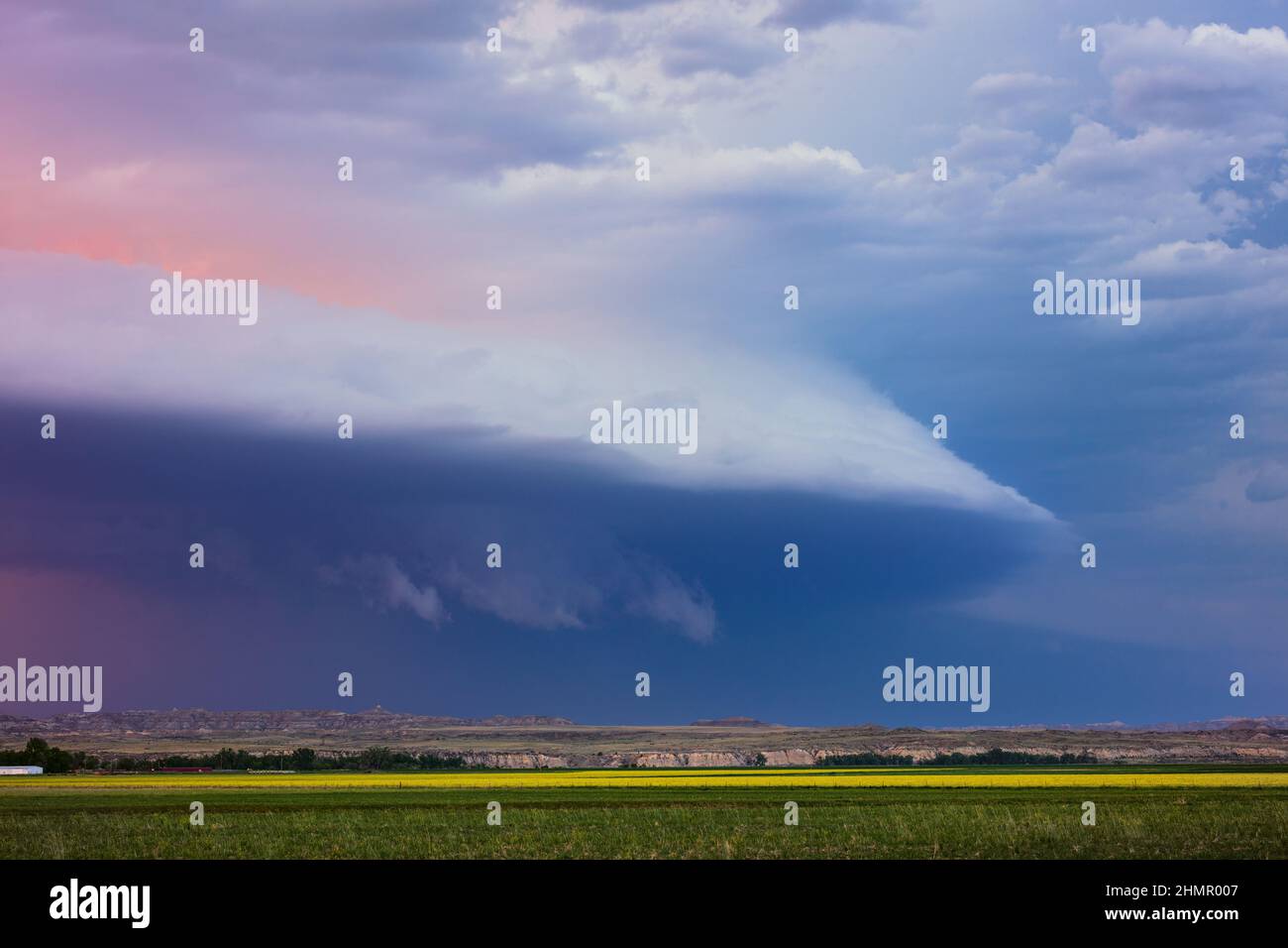 Eine bedrohliche Schelfwolke am Vorderrand eines schweren Gewitters in der Nähe von Terry, Montana, USA Stockfoto