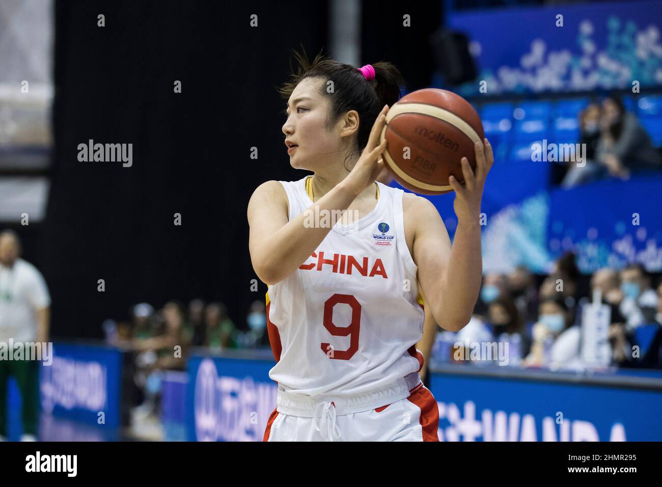 Belgrad, Serbien, 10th. Februar 2022. Meng Li aus China in Aktion beim Spiel der FIBA Women's Basketball World Cup Qualifying Tournament zwischen China und Nigeria in Belgrad, Serbien. 10. Februar 2022. Kredit: Nikola Krstic/Alamy Stockfoto