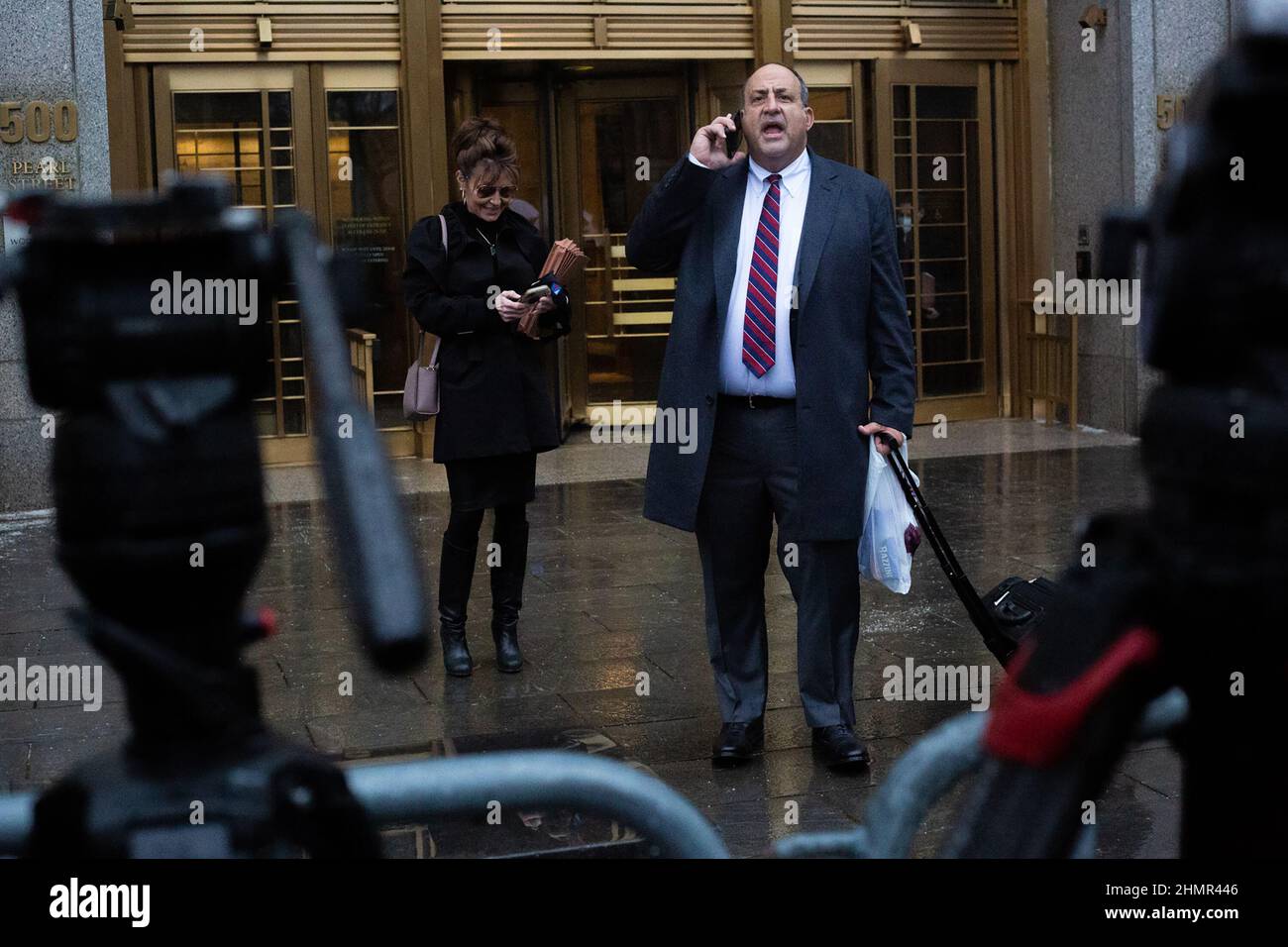 Ehemaliger Gouverneur Von Alaska Sarah Palin verlässt das Bundesgericht in Manhattan mit ihrem Anwalt Ken Turkel am 3. Februar 2022 in New York. (Foto von Molly Crane-Newman/New York Daily News/TNS/Sipa USA) Quelle: SIPA USA/Alamy Live News Stockfoto