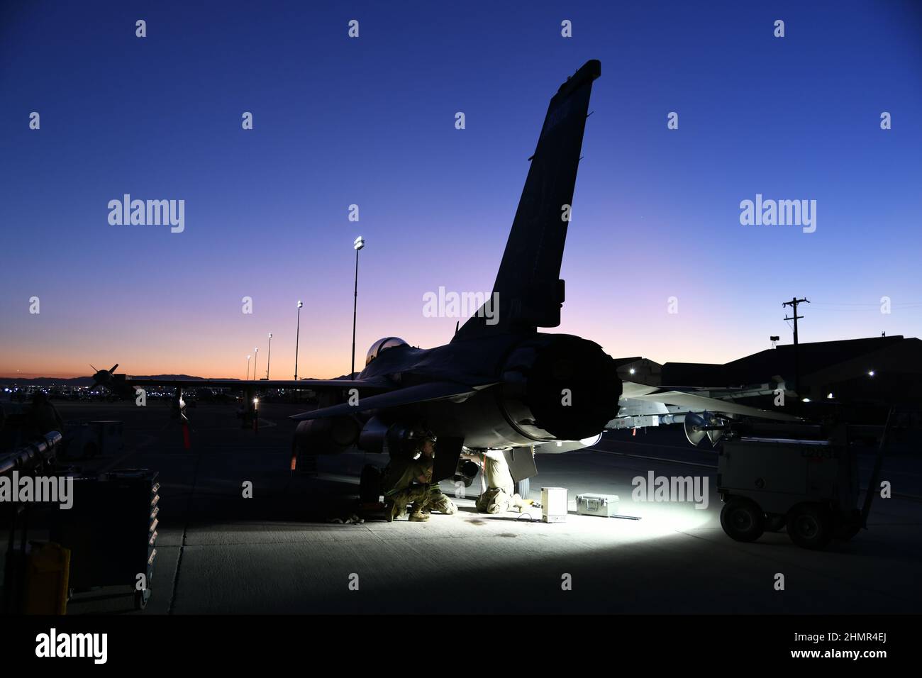 Ein Aerospace Propulsion Specialist, der dem 148th Fighter Wing, Minnesota Air National, zugewiesen wurde, führt am 8. Februar 2022 Wartungsarbeiten an einem Block 50 F-16 Fighting Falcon auf der Nellis Air Force Base, Nevada, durch, während er an Red Flag 22-1 teilnimmt. Red Flag ermöglicht den Teilnehmern die Durchführung einer Vielzahl von Szenarien, einschließlich defensiver Gegenluft, offensiver Luftunterdrückung feindlicher Luftverteidigungen und offensiver Gegenluft-Sperrungen. (USA Foto der Air National Guard von SMSgt Glen Flanagan) Stockfoto