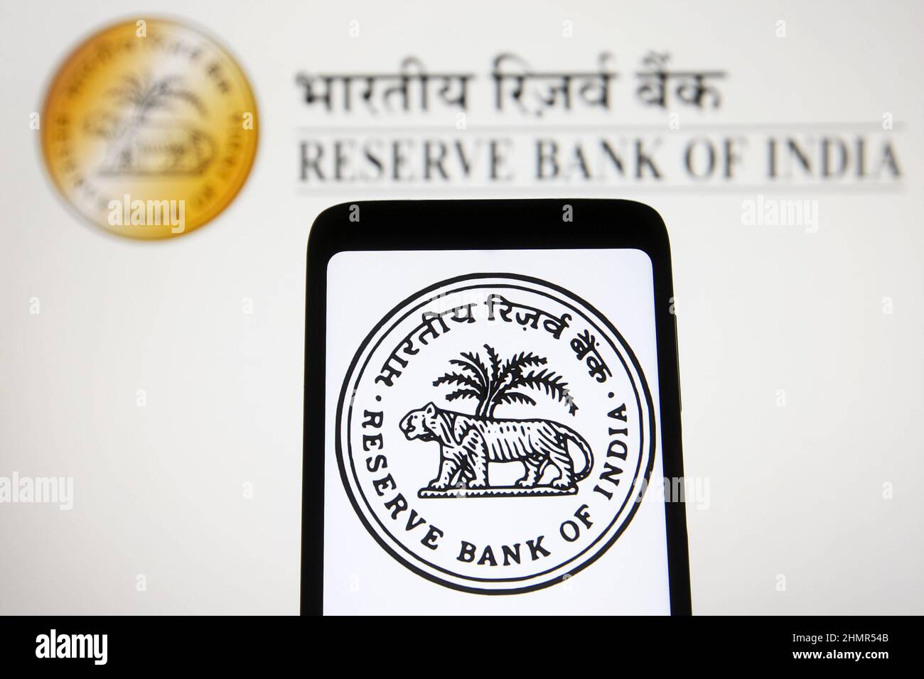 Ukraine. 11th. Februar 2022. In dieser Abbildung ist ein Siegel der Reserve Bank of India (RBI) auf einem Smartphone-Bildschirm zu sehen. (Bild: © Pavlo Gonchar/SOPA Images via ZUMA Press Wire) Bild: ZUMA Press, Inc./Alamy Live News Stockfoto