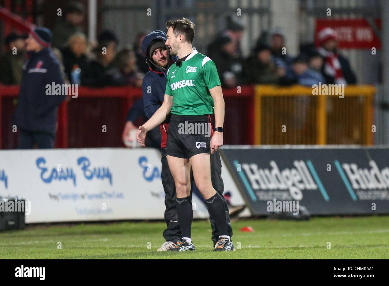 Schiedsrichter James Childs hat während des Spiels am 2/11/2022 Kommunikationsprobleme. (Foto von David Greaves/News Images/Sipa USA) Quelle: SIPA USA/Alamy Live News Stockfoto