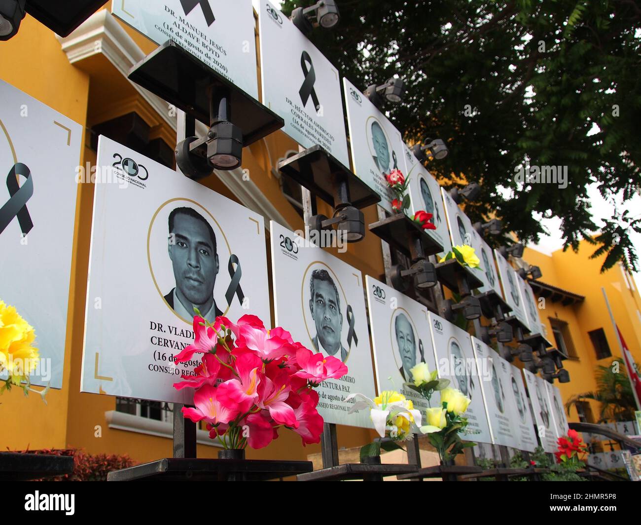 Mit dem Rückgang der Infektionen durch die dritte Welle von Covid 19 scheint sich die Pandemie nun endlich zu entfernen, aber als Denkmal an der Fassade des peruanischen Medizinischen Kollegs zurückzulassen; Hunderte von schwarzen Rippen und Porträts peruanischer Ärzte, die im Dienst starben, als sie die Pandemie bekämpften. Peru hat bisher den Tod von mehr als 200 000 Bürgern durch Covid-19 erlitten.Vertreter der Medizinischen Hochschule geben während der Coronavirus-Pandemie (Covid-19) vor einem schwarzen Band Erklärungen und Portraitfotos von verstorbenen, diensthabenden peruanischen Ärzten ab. Stockfoto