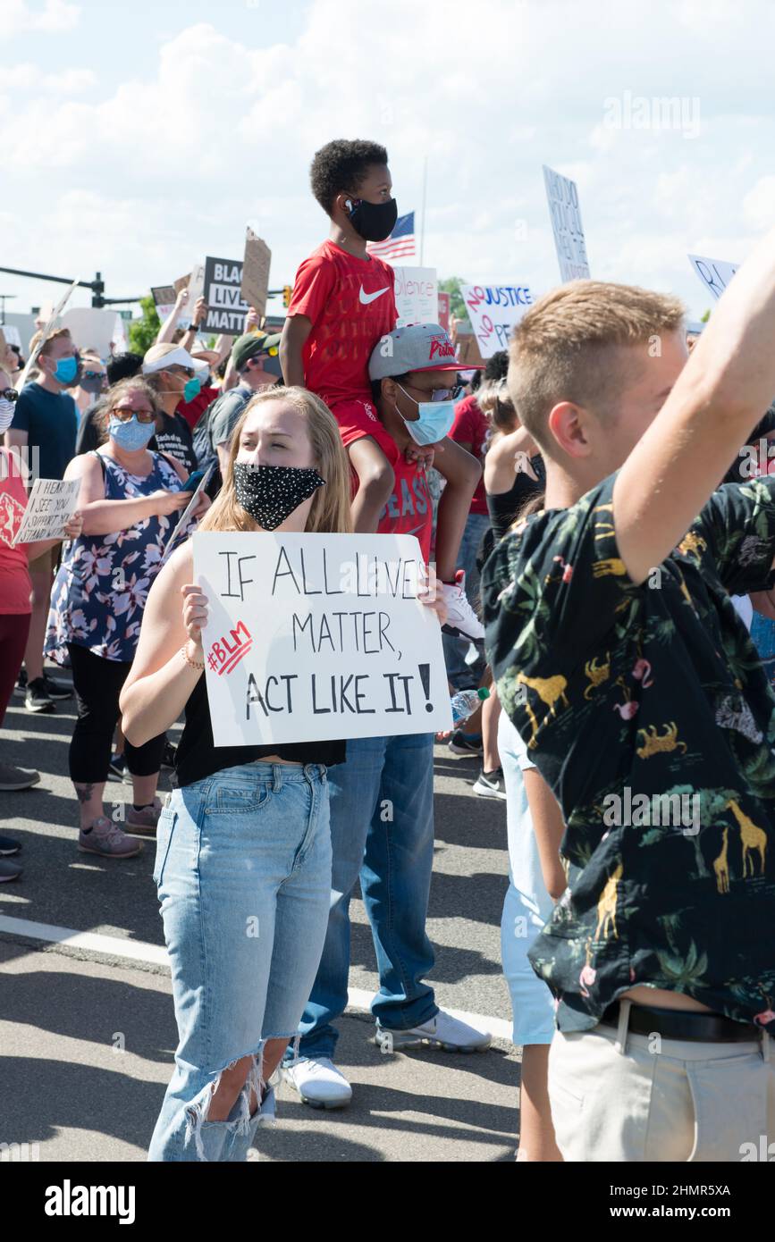 Ein Protestant in der BLM hält ein Schild mit der Aufschrift „If All Lives Matter Act Like IT“. Es ist der protestmarsch von Sterling Heights, Michigan, auf der Hall Road. Stockfoto