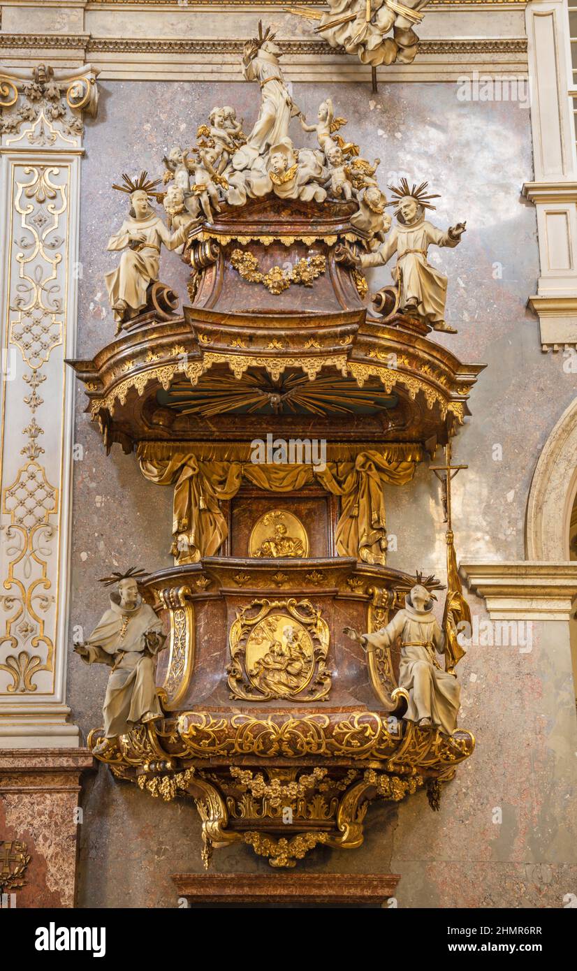 WIEN, AUSTIRA - 5. JULI 2021: Die geschnitzte Broquepulbe in der Franziskanerkirche von Andrea Pozzo (1707). Stockfoto