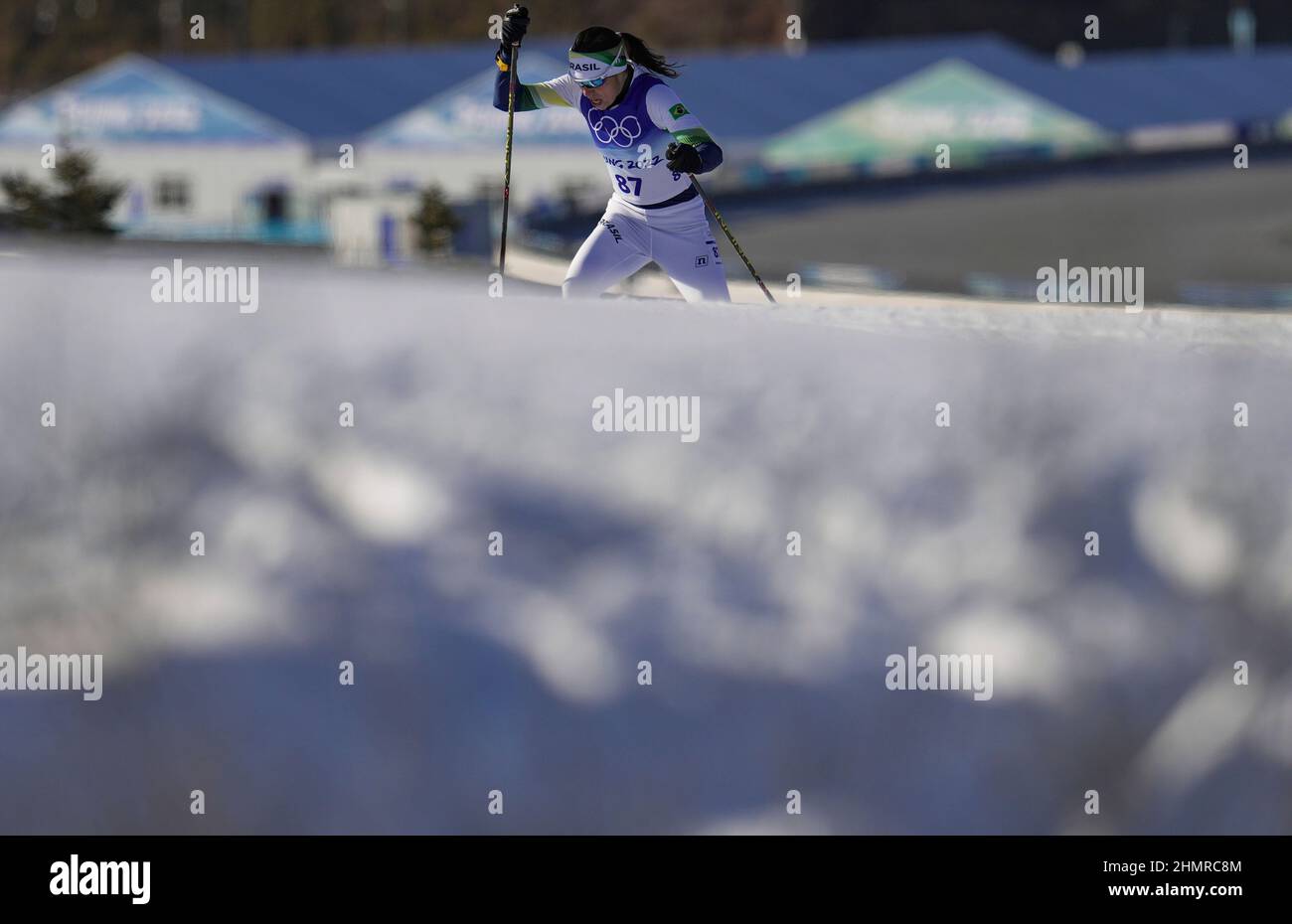 (220212) -- ZHANGJIAKOU, 12. Februar 2022 (Xinhua) -- Jaqueline Mourao aus Brasilien tritt während der freien Sprintqualifikation für Skilanglauferinnen im Nationalen Langlaufzentrum in Zhangjiakou, nordchinesische Provinz Hebei, am 8. Februar 2022 an. Jaqueline Mourao, die 2008 in Peking, wo sie beim Mountainbiken antrat, wieder Fuß setzte, hat als erste brasilianische Athletin seit ihrem olympischen Debüt in Athen 2004 acht Mal Geschichte geschrieben, Und sie ist auch die erste brasilianische Athletin, die sowohl bei Sommer- als auch bei Winterolympiaden antrat."2008 war ich nicht sehr reif Stockfoto