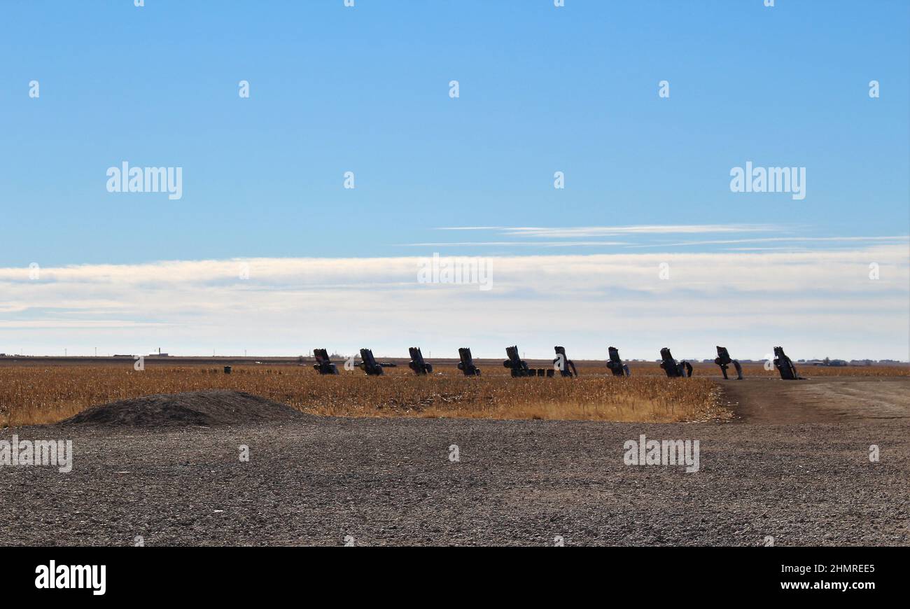 Cadillac Ranch in Amarillo, Texas, wo 10 verschiedene Cadillacs Nase zuerst im Boden vergraben sind. Spritzlackierung wird empfohlen. Stockfoto