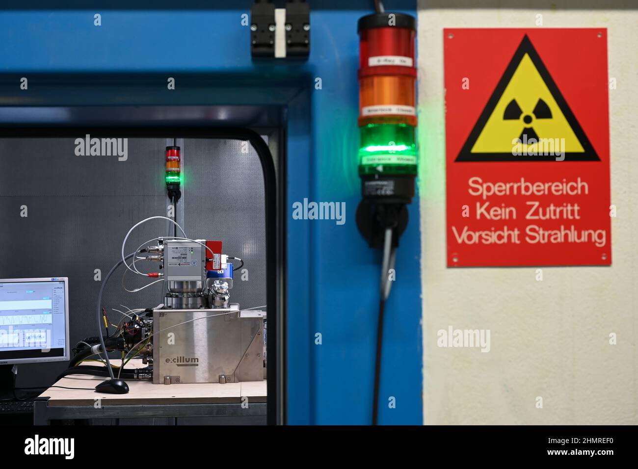 Kassel, Deutschland. 11th. Februar 2022. Die hellste Röntgenquelle im Labor der Welt befindet sich in einem speziell abgeschirmten Raum in der Abteilung für metallische Materialien der Universität Kassel. Es ist das erste seiner Leistungsklasse, das an einer europäischen Universität installiert wird. Es ist eine Schlüsselkomponente für ein Großprojekt zur Herstellung von Komponenten im Druckverfahren 3D. Quelle: Uwe Zucchi/dpa/Alamy Live News Stockfoto