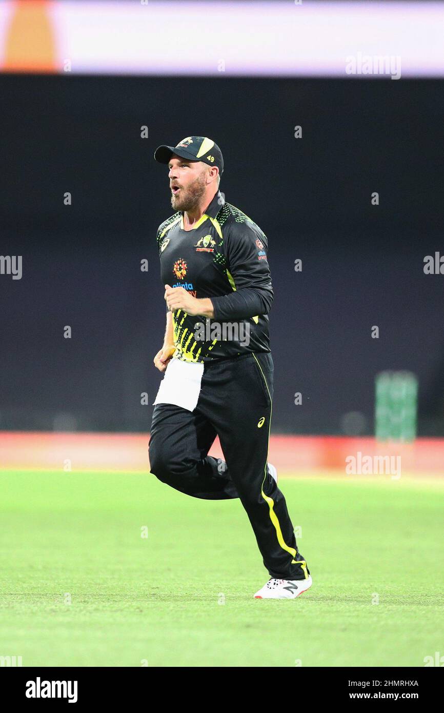 Sydney, Australien. 11th. Februar 2022 ; Sydney Cricket Ground, Sydney, NSW, Australien; T20 Internationales Cricket, Australien gegen Sri Lanka; Aaron Finch aus Australien läuft, um seine Position im Außenfeld einzunehmen Credit: Action Plus Sports Images/Alamy Live News Stockfoto