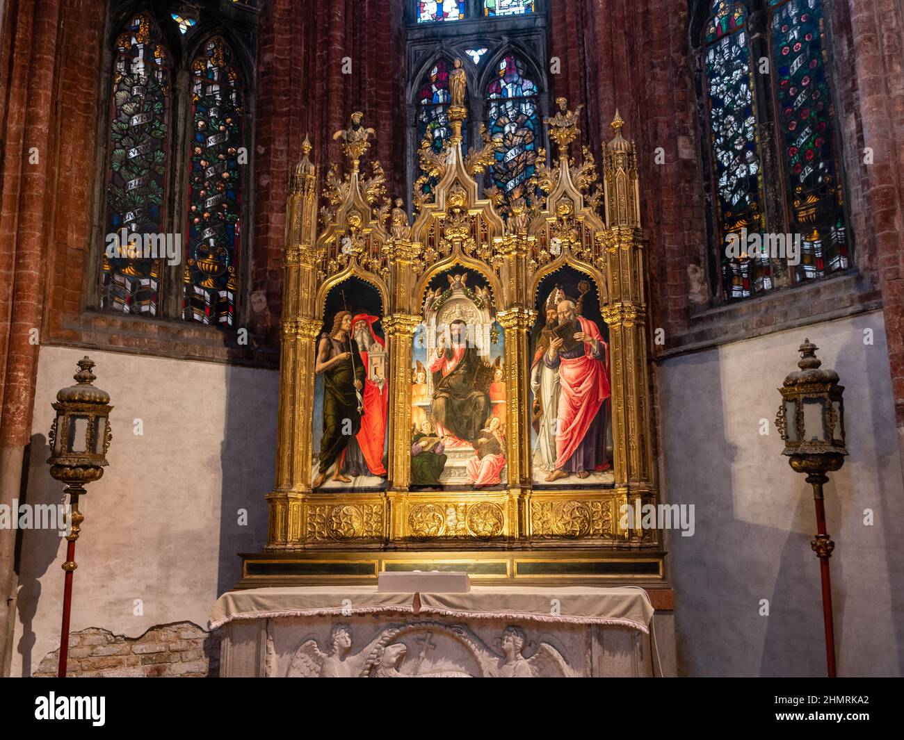 Venedig, Italien - Januar 4 2022: Eckkapelle Altar Triptychon in der Kirche Santa Maria Gloriosa dei Frari Stockfoto