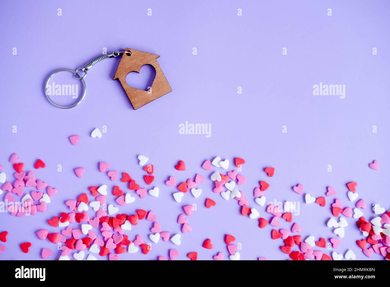 Valentinstag Konzept viele kleine Herzen und Schlüsselanhänger auf lila Hintergrund Stockfoto