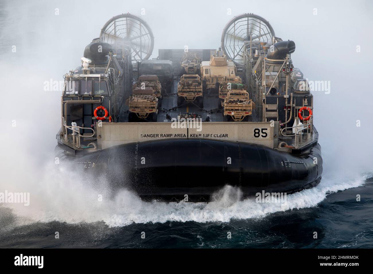North Carolina, USA. 15th Januar 2022. Ein Landungsschiff der US-Marine, das mit der Assault Craft Unit 4 aus der Luft ausgestattet ist, transportiert das Bodenkampf-Element der Marine Expeditionary Unit 22nd auf das amphibische Angriffsschiff USS Kearsarge (LHD 3) für die Composite Training Unit Exercise (COMPTUEX), 15. Januar 2022. COMPTUEX ist die letzte Phase des ARG/MEU-Vorbereitungsprogramms auf See. COMPTUEX ist der letzte Zertifizierungsschritt vor dem ARG/MEU-Team, um seine Einsatzbereitschaft unter Beweis zu stellen. Quelle: U.S. Marines/ZUMA Press Wire Service/ZUMAPRESS.com/Alamy Live News Stockfoto