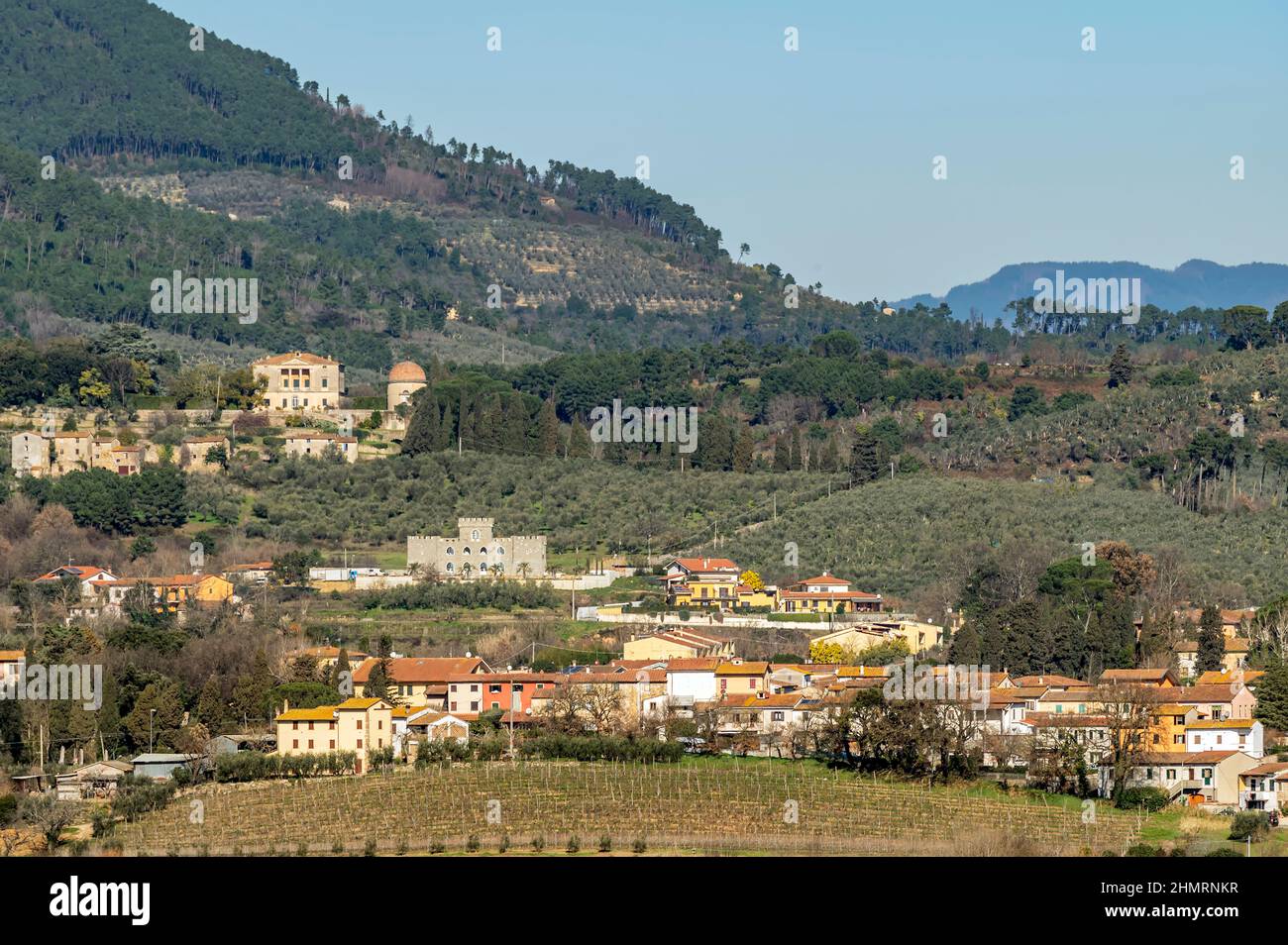 Luftaufnahme des Gadertals, Buti, Pisa, Italien, an einem sonnigen Tag Stockfoto