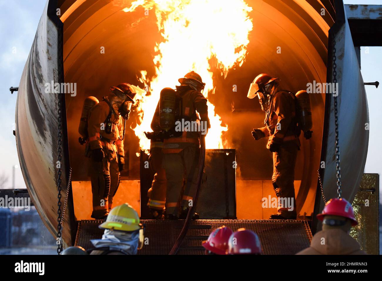 Goodfellow Air Force Base, Texas, USA. 21st Januar 2022. US Air Force Tech. Sgt. Kenneth Colton, Leiter der Ausbildungsabteilung des 312th Training Squadron Fire Officer, unterrichtet Mitglieder des gemeinsamen Dienstes während einer Feuersimulationstrainings an der Louis F. Garland Department of Defense Fire Academy, auf der Goodfellow Air Force Base, Texas, 21. Januar 2022. Nach einer ersten technischen Schulung kehren die gemeinsamen Servicemitarbeiter später zurück, um erweiterte Brandschutzzertifizierungen zu erwerben. Quelle: U.S. Air Force/ZUMA Press Wire Service/ZUMAPRESS.com/Alamy Live News Stockfoto