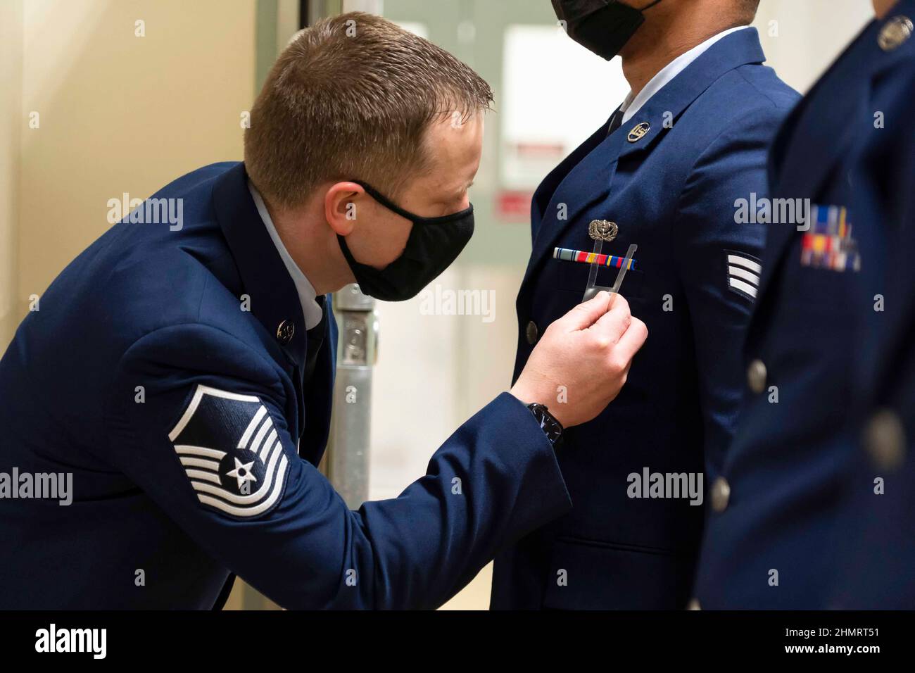 31. Januar 2022 - Dover Air Force Base, Delaware, USA - Master Sgt. Christopher Gangloff, Leiter der Abteilung Operations Support, Air Force Mortuary Affairs Operations, misst den Abstand der Uniform des Senior Airman Osborne Barnards während einer Dressebluisinspektion auf der Dover Air Force Base, Delaware, 31. Januar 2022. Während einer offenen Reihen einheitliche Inspektion, der Service memberâ €™s Uniform ist sorgfältig geprüft, um die Einhaltung einheitlicher Standards zu gewährleisten. (Bild: © U.S. Air Force/ZUMA Press Wire Service/ZUMAPRESS.com) Stockfoto