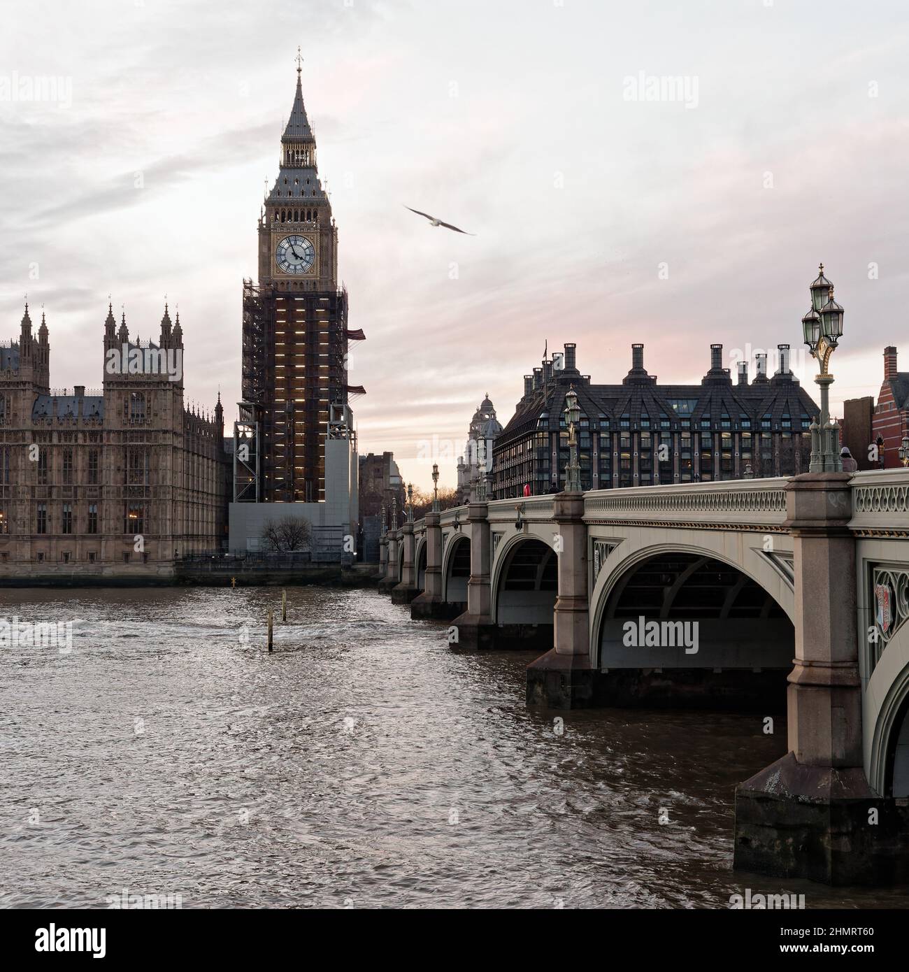 Houses of Parliament mit dem restaurierten Elizabeth Tower, in dem Big Ben bei Sonnenuntergang untergebracht ist. Westminster Bridge rechts. London. Stockfoto